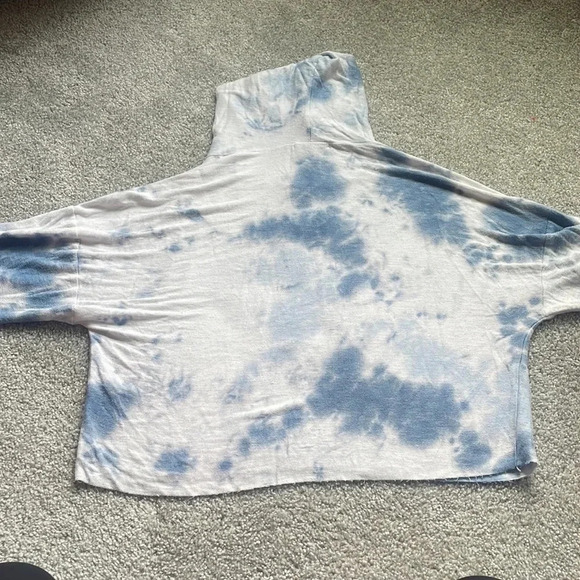 Kittenish blue/white tie dye cropped lightweight hoodie - Picture 5 of 7